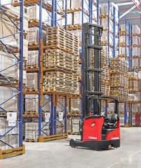 Sự khác biệt giữa xe nâng đối trọng và xe nâng Reach Truck là gì?