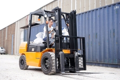 Cách lái xe nâng hàng cho người mới bắt đầu