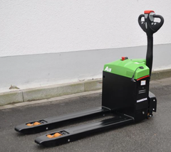 Giải mã hệ thống bánh xe trên xe nâng tay điện: Tại sao cần nhiều bánh hơn xe nâng cơ?