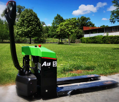 Nên mua xe nâng tay điện dùng Pin Lithium hay Ắc quy chì? Chọn đúng để tối ưu năng suất kho