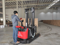 So sánh xe nâng điện pallet dắt lái và đứng lái - Nên chọn loại nào cho kho bãi?