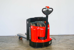 So sánh xe nâng tay cơ và xe nâng điện pallet: Chọn loại nào tối ưu chi phí?