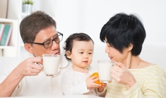 Người lớn uống sữa bò có tốt không?