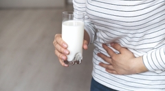 Uống sữa bò có dễ bị đau bụng không?