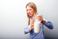 Những ai không nên uống sữa bò? – Lưu ý khi dùng sữa bò tươi