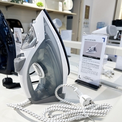 Bàn là | bàn ủi hơi nước LocknLock Steam Iron 2200W mặt bàn ủi phủ ceramic ENI354GRY- Màu xám