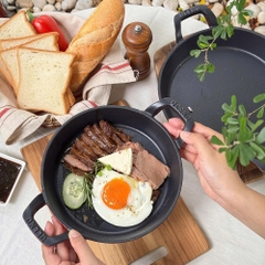 Chảo gang 2 tay cầm Oceno màu đỏ phủ men gốm chống dính tự nhiên bền bỉ an toàn