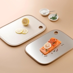 Thớt hai mặt LocknLock inox 304, nhựa PP kháng khuẩn CKD096IVY kích thước 40 x 28 x 1.2cm