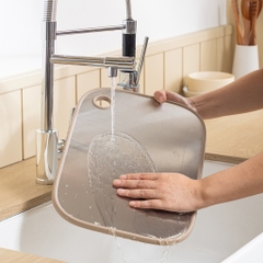 Thớt hai mặt LocknLock inox 304, nhựa PP kháng khuẩn CKD096IVY kích thước 40 x 28 x 1.2cm