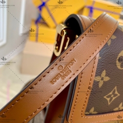 LV DAUPHINE CHAIN WALLET M68746