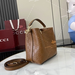 GUCCI Sac seau GG Emblem petit format 815118 AAFDV 2718 - OEM