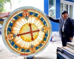 Biểu tượng Thánh giá Công giáo được thể hiện trên kính tròn Coba Artglass