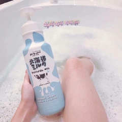 Sữa Tắm Trắng Da Sữa Bò Girly Girl Hokkaido Milk Moisture Rich Shower Cream 700ml 