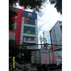 Cho thuê nhà Quận Bình Thạnh, mặt tiền đường D2. DT: 5.5 * 20. Giá: 40 triệu/tháng.