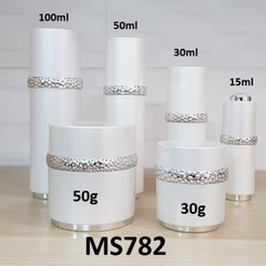 Bộ Trắng Nhũ Viền Bạc