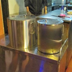 Bộ 2 nồi phở đặt trên bàn