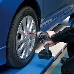 Súng bắn bu lông pin KTC JTAE473A