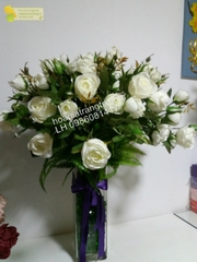 Bình hoa hồng trắng