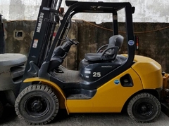 Xe nâng dầu 2,5 Komatsu chui công dịch giá