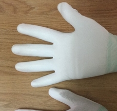 Găng tay phòng sạch màu trắng phủ bàn