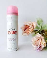 Xịt khoáng Evian của pháp