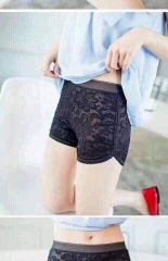 Quần mặc váy ren hoa cúc