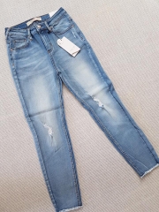 Jeans ZR 9t rách nhẹ lưng cao, thêu bướm, tua lai.