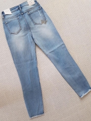 Jeans ZR 9t rách nhẹ lưng cao, thêu bướm, tua lai.