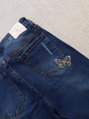 Jeans ZR 9t rách nhẹ lưng cao, thêu bướm, tua lai.