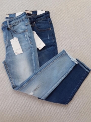 Jeans ZR 9t rách nhẹ lưng cao, thêu bướm, tua lai.