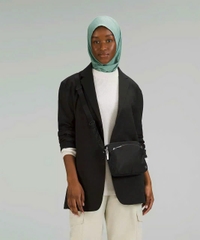 Một chiếc túi đeo chéo của Lululemon
