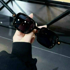 Kính đẹp có 2 màu đen và nâu khói