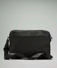 Một chiếc túi đeo chéo của Lululemon