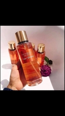 Xịt body AmberRomance của Vic secrect