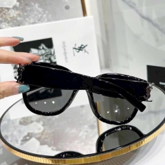 Kính thuộc loại unisex - dành cho cả nam và nữ