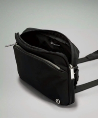 Một chiếc túi đeo chéo của Lululemon