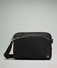 Một chiếc túi đeo chéo của Lululemon