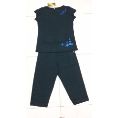 Bộ đồ thun cotton thêu sắc xảo.