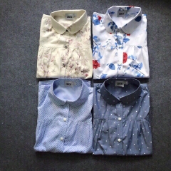 Áo denim mỏng in hoa và bi