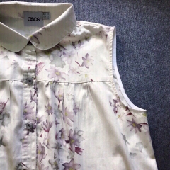 Áo denim mỏng in hoa và bi