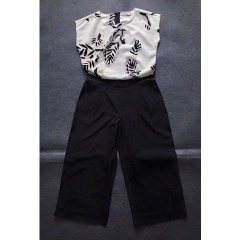 Jumsuit phối màu, quần culoss đen phối áo in hoa.