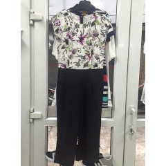 Jumsuit phối màu, quần culoss đen phối áo in hoa.