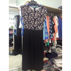 Jumsuit phối màu, quần culoss đen phối áo in hoa.