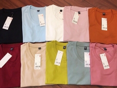 Áo thun *uniqlo* cổ tim 
