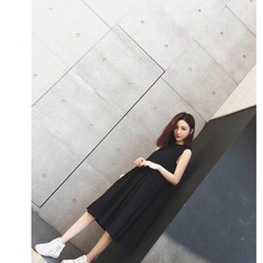 Đầm đen cổ petepan dáng oversize