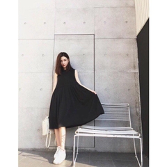 Đầm đen cổ petepan dáng oversize