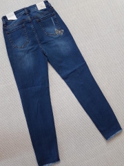 Jeans ZR 9t rách nhẹ lưng cao, thêu bướm, tua lai.