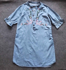 Denim thêu form suôn xinh xắn.