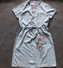 Đầm denim thêu nhấn eo