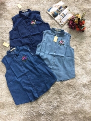 Sơmi denim thêu xinh xắn.